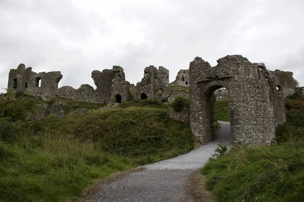 Pathway Ancient Hill Top Castle Ruins Ireland — Stock Photo, Image