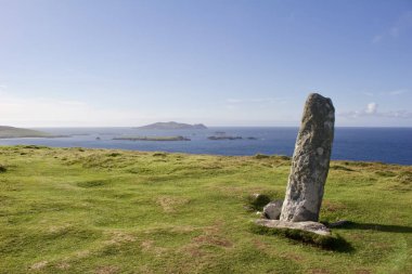 İrlanda 'daki Dingle Yarımadası' ndaki Ceann Sibeal üzerinde antik bir oogham taşı dikilitaşının manzara görüntüsü