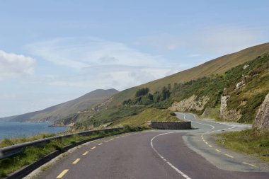 Batı İrlanda 'daki Dingle Yarımadası' na giden modern bir otoyolun manzarası.