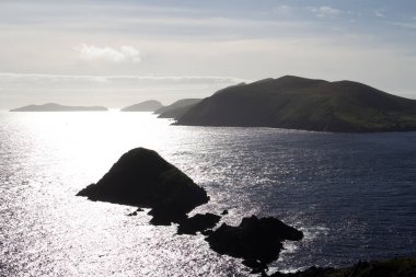 İrlanda 'nın Kerry ilçesindeki Dingle Yarımadası açıklarındaki Blasket Adaları' nın soyut gün batımı manzarası.