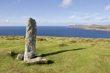 İrlanda 'daki Dingle Yarımadası' ndaki Ceann Sibeal üzerinde antik bir oogham taşı dikilitaşının manzara görüntüsü