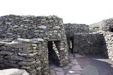 İrlanda 'nın Kerry ilçesindeki Dingle Yarımadası' ndaki kuru taş bir palyaçoyu (arı kovanı kulübesi) kapatın.