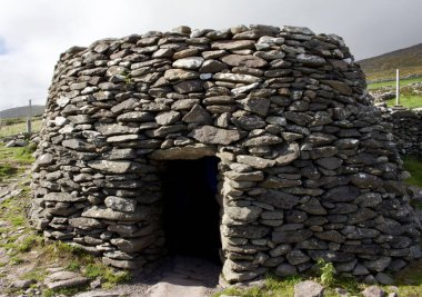 İrlanda 'nın Kerry ilçesindeki Dingle Yarımadası' ndaki kuru taş bir palyaçoyu (arı kovanı kulübesi) kapatın.
