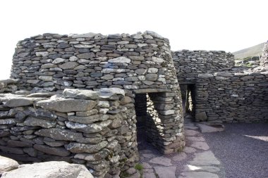 İrlanda 'nın Kerry ilçesindeki Dingle Yarımadası' ndaki kuru taş bir palyaçoyu (arı kovanı kulübesi) kapatın.