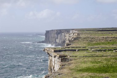İrlanda 'daki Aran Adaları' ndaki Dun Aengus (Dn Aonghasa) kalesi yakınlarındaki görkemli uçurumların manzarası Atlantik Okyanusu manzarasıyla
