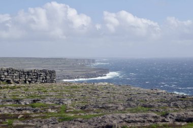 İrlanda 'daki Aran Adaları' ndaki Dun Aengus (Dn Aonghasa) kalesi yakınlarındaki uçurumların manzarası Atlantik Okyanusu manzaralı.