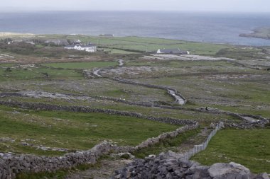 İrlanda 'daki Aran Adaları' nın kırsal arazi manzarası, arka planda Atlantik Okyanusu