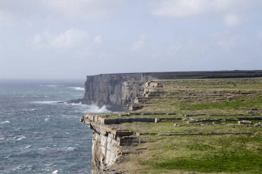 İrlanda 'daki Aran Adaları' ndaki Dun Aengus (Dn Aonghasa) kalesi yakınlarındaki görkemli uçurumların manzarası Atlantik Okyanusu manzarasıyla