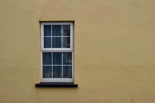 Vista Cerca Abstracta Una Atractiva Ventana Europea Rodeada Por Fondo —  Fotos de Stock