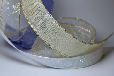 Renkli pembe, mavi ve beyaz bayram kumaşının makro soyut sanat dokusu. Parıltılı ve bokeh.