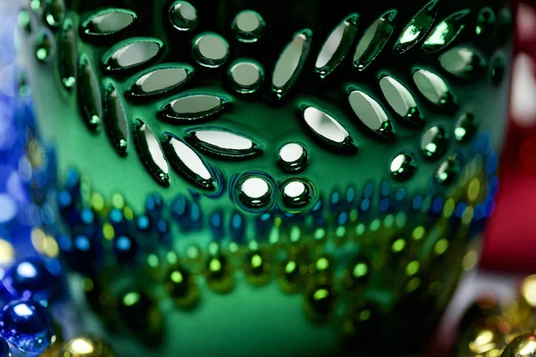 Önplanda Mavi Işığı Yansıtan Güzel Bir Metalik Yeşil Mum Tutacağının — Stok fotoğraf