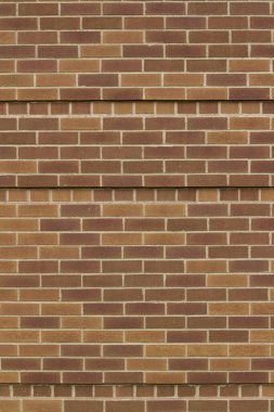 Benzersiz stil için çıkıntılı tuğlaların bulunduğu klasik kahverengi duvar dokusu