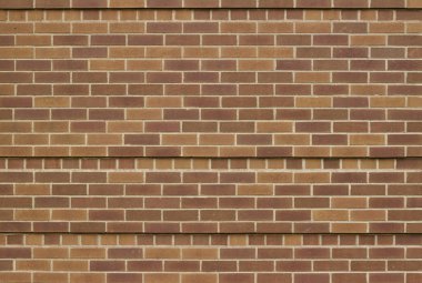 Benzersiz stil için çıkıntılı tuğlaların bulunduğu klasik kahverengi duvar dokusu