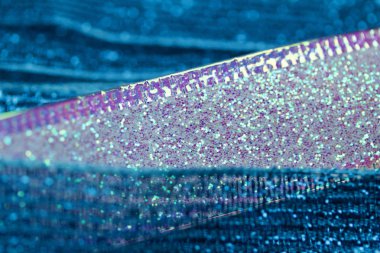 Işıl ışıl parlayan mavi ve beyaz kumaş desenli bokeh arkaplanlı makro görünüm