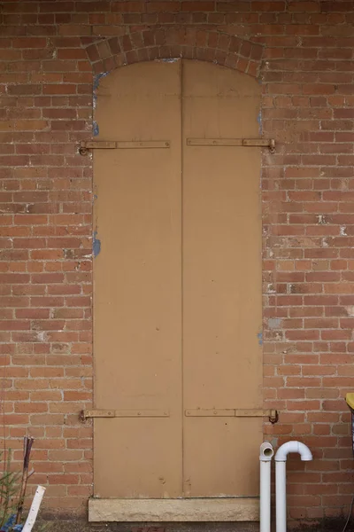 Alte Briwb Rollladentüren Auf Einem Antiken Lehmziegelwand Textur Hintergrund Mit — Stockfoto