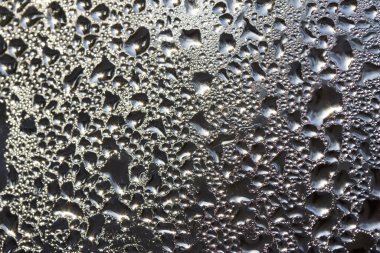 Makro sanat soyut tasarımı. Cam pencere camındaki su yoğunlaştırma doplarının doğal dopingleri.
