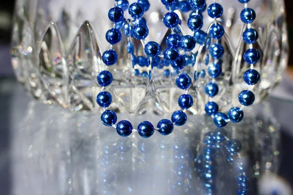 Modern Kristal Cam Zemin Süsleyen Parlak Mavi Metalik Boncuk Kolyelerin — Stok fotoğraf