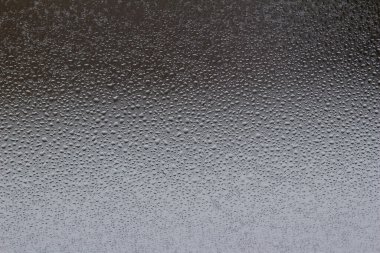 Yoğunlaştırma su damlacıklarının makro soyut sanat dokusu arka planı soğuk cam pencere camına dizayn eder