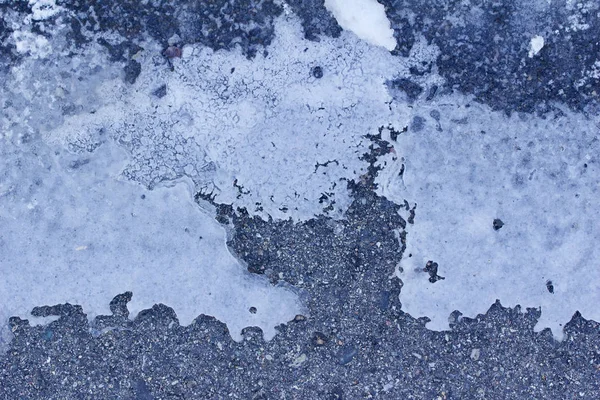 얼음으로 추상적 질감을 아스팔트 표면을 덮는다 — 스톡 사진