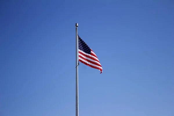 Vista Bandera Las Estrellas Rayas Americanas Asta Bandera Con Fondo —  Fotos de Stock