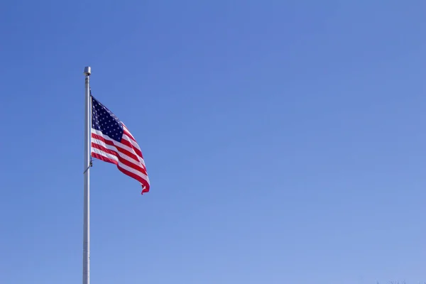 Vue Drapeau Américain Stars Stripes Sur Mât Drapeau Fond Bleu — Photo