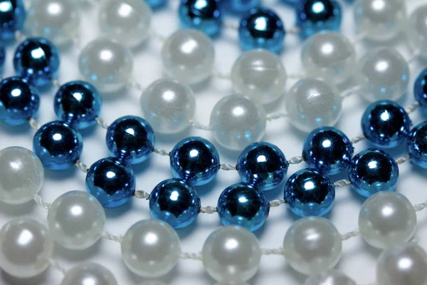 Makrokunst Ansicht Von Glänzenden Blauen Und Weißen Perlen Auf Weißem — Stockfoto