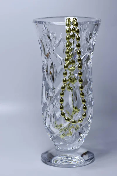 Altın Metalik Boncuklarla Süslenmiş Modern Kurşun Kristal Bir Vazoya Yakından — Stok fotoğraf