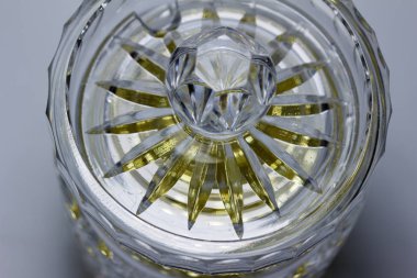 Modern el yapımı kurşun kristal kavanozu ve altın boncuklar içeren kapağı yakından izleyin.