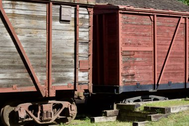 Antik bir tren vagonunun ahşap kapılı görüntüsünü kapatın.