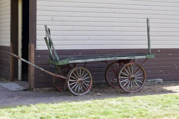 Menutup Tampilan Kartu Ranjang Datar Antik Tua Dengan Roda Kayu — Stok Foto
