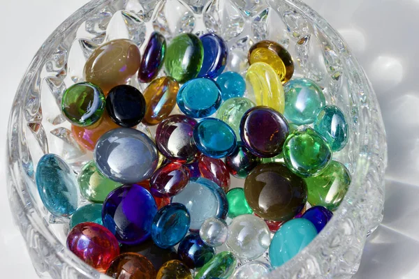 Nahaufnahme Einer Kleinen Kristallglasschale Mit Bunten Glasperlen Drachentränen Auf Weißem — Stockfoto