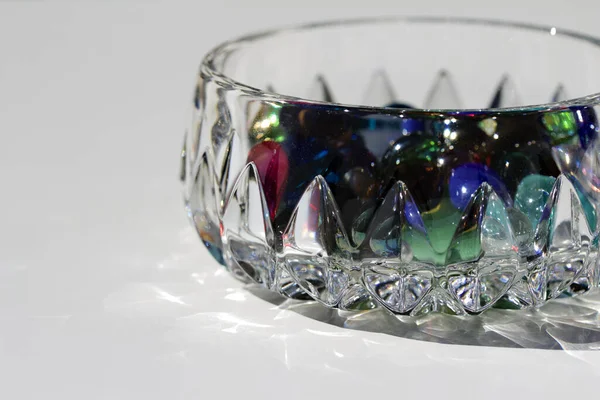 Nahaufnahme Einer Kleinen Kristallglasschale Mit Bunten Glasperlen Drachentränen Auf Weißem — Stockfoto