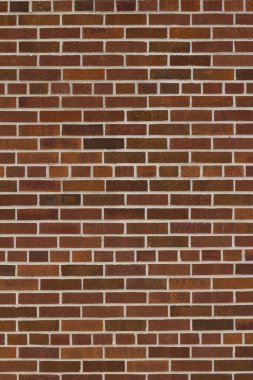 Geleneksel kahverengi desenli tuğla duvar arkaplanının ön görünümü beyaz harç ve ortak bir tahvil kalıbı.