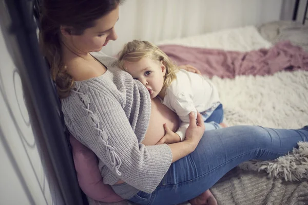 Una Madre Embarazada Alimenta Primogénito Mamá Bebé Pequeña Niña Acostada — Foto de Stock
