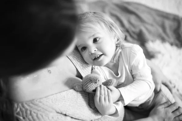 Petit Bébé Allonge Sur Mère Regarde Moments Communs Mère Fille — Photo