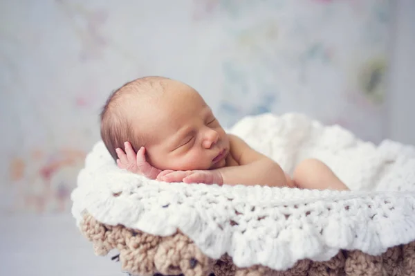 Bebé Recién Nacido Durmiendo Cesta Blanco Manta Ganchillo Foto Blanco — Foto de Stock