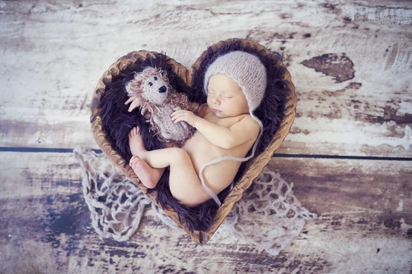 Bebé Recién Nacido Gorra Lana Punto Tazón Madera Forma Corazón — Foto de Stock