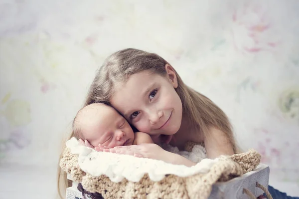 Mândră Fată Zâmbitoare Sora Nou Născută Adormită — Fotografie, imagine de stoc