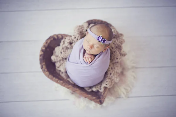 Bebé Recién Nacido Envuelto Una Envoltura Violeta Una Manta Lana — Foto de Stock