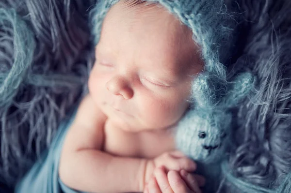 Pasgeboren Baby Jongen Verpakt Blauwe Wrap Grijze Harige Deken Met — Stockfoto