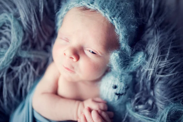 Bir Gözü Açık Yeni Doğmuş Erkek Bebek Gri Kürklü Battaniyeye — Stok fotoğraf