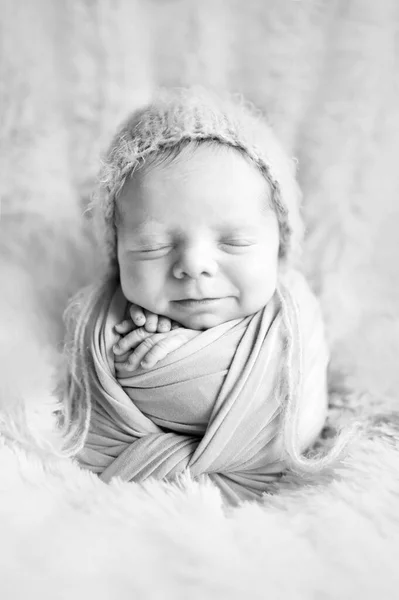 Yeni Doğan Uyuyan Bebek Yeni Doğmuş Patates Gibi Siyah Beyaz — Stok fotoğraf