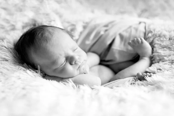 Zoet Mooi Slapende Pasgeboren Baby Jongen Meisje Ligt Vacht Met — Stockfoto