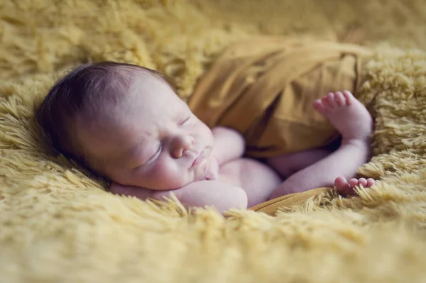 Сладкий Красивый Спящий Новорожденный Мальчик Девочка Лежит Желтом Мехе Оберткой — стоковое фото