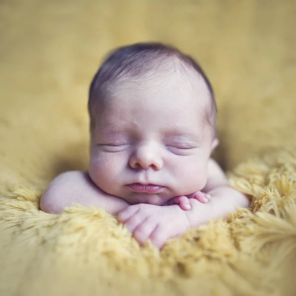 Pasgeboren Baby Peuter Jongen Meisje Ligt Handen Gele Vacht Slaapt — Stockfoto