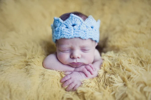 Bebé Recién Nacido Niño Con Corona Punto Lana Azul Cabeza — Foto de Stock