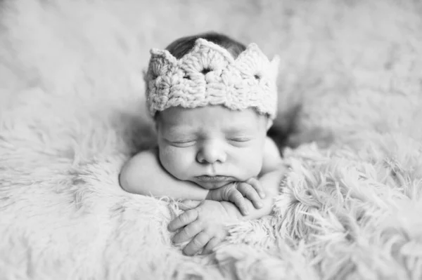 Yeni Doğmuş Bebek Çocuk Kafasında Yün Örülmüş Taç Olan Kız — Stok fotoğraf