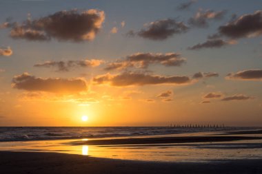 Sahilde gün batımı