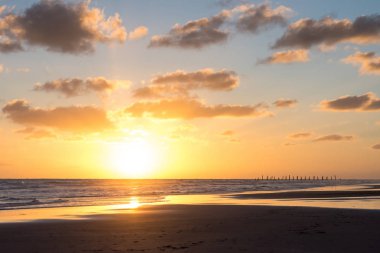 Sahilde gün batımı