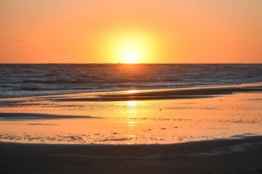 Sahilde gün batımı